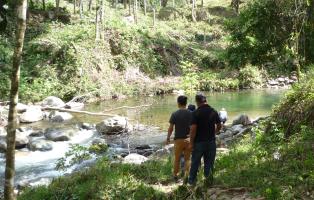 Begehung am Fluss Jilamito Begehung am Fluss Jilamito