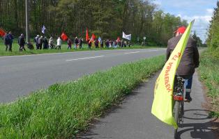 Demozug zur Gedenkfeier in der Wenzelnbergschlucht